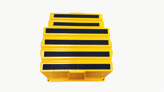 Safety Padded Step Stool HDPE High Step Ladders For Operating The Machine